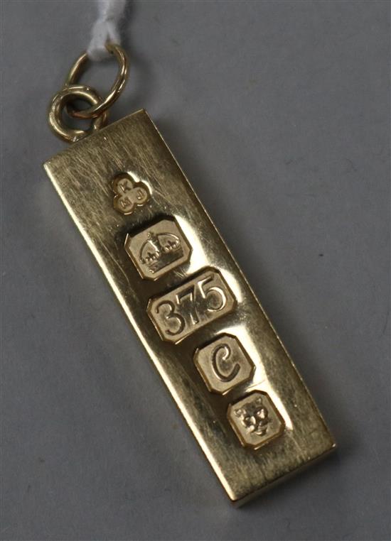 A 1970s 9ct gold ingot pendant, 34mm.